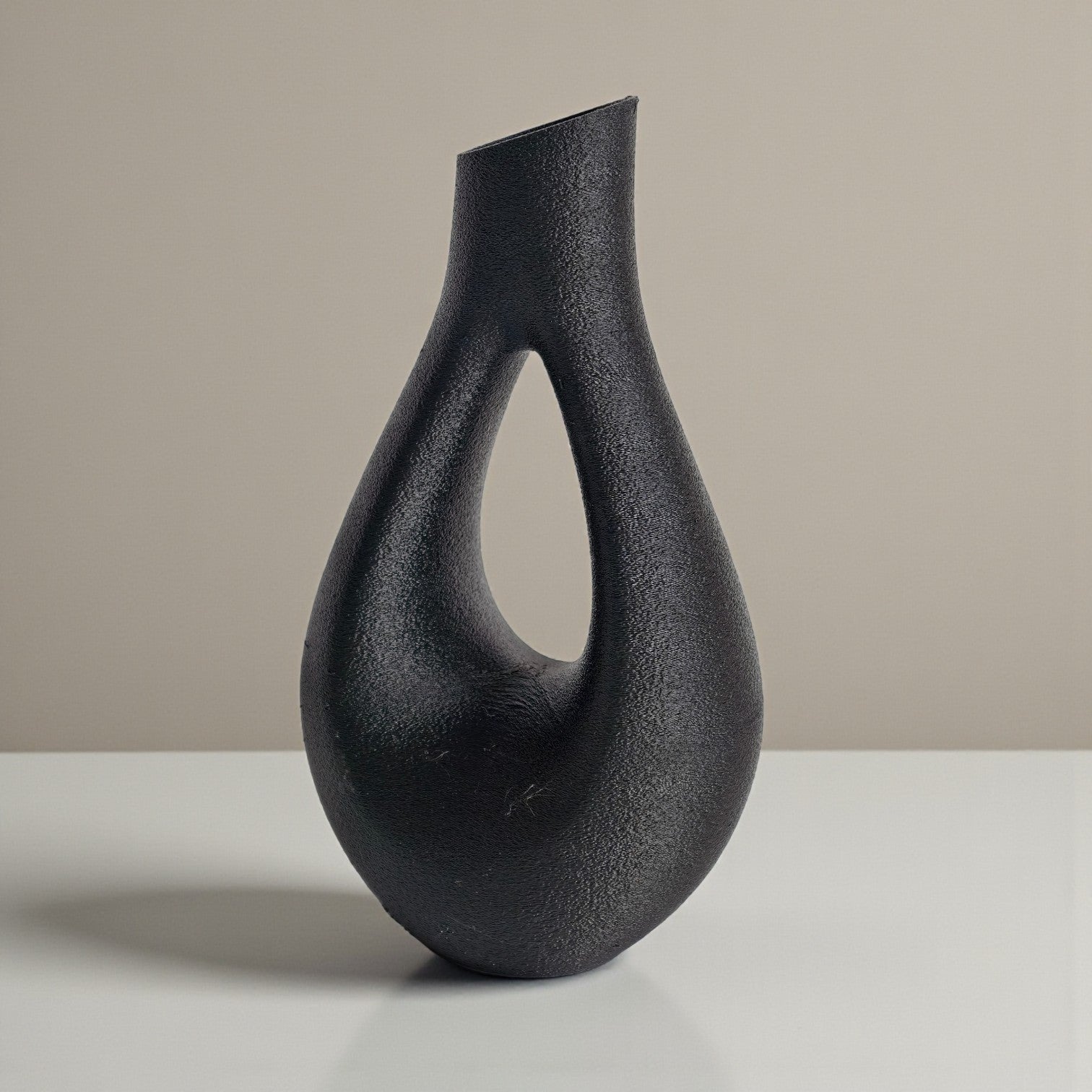 Eclipse Loop Vase – Matte Black 3D Printed Sculpture Vase